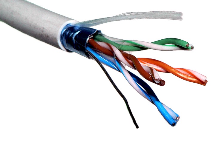 A copper cable featuring a protective internal foil shield (FTP/STP) designed to block ambient electromagnetic noise and prevent it from inducing corruptive currents on the data-carrying wires.