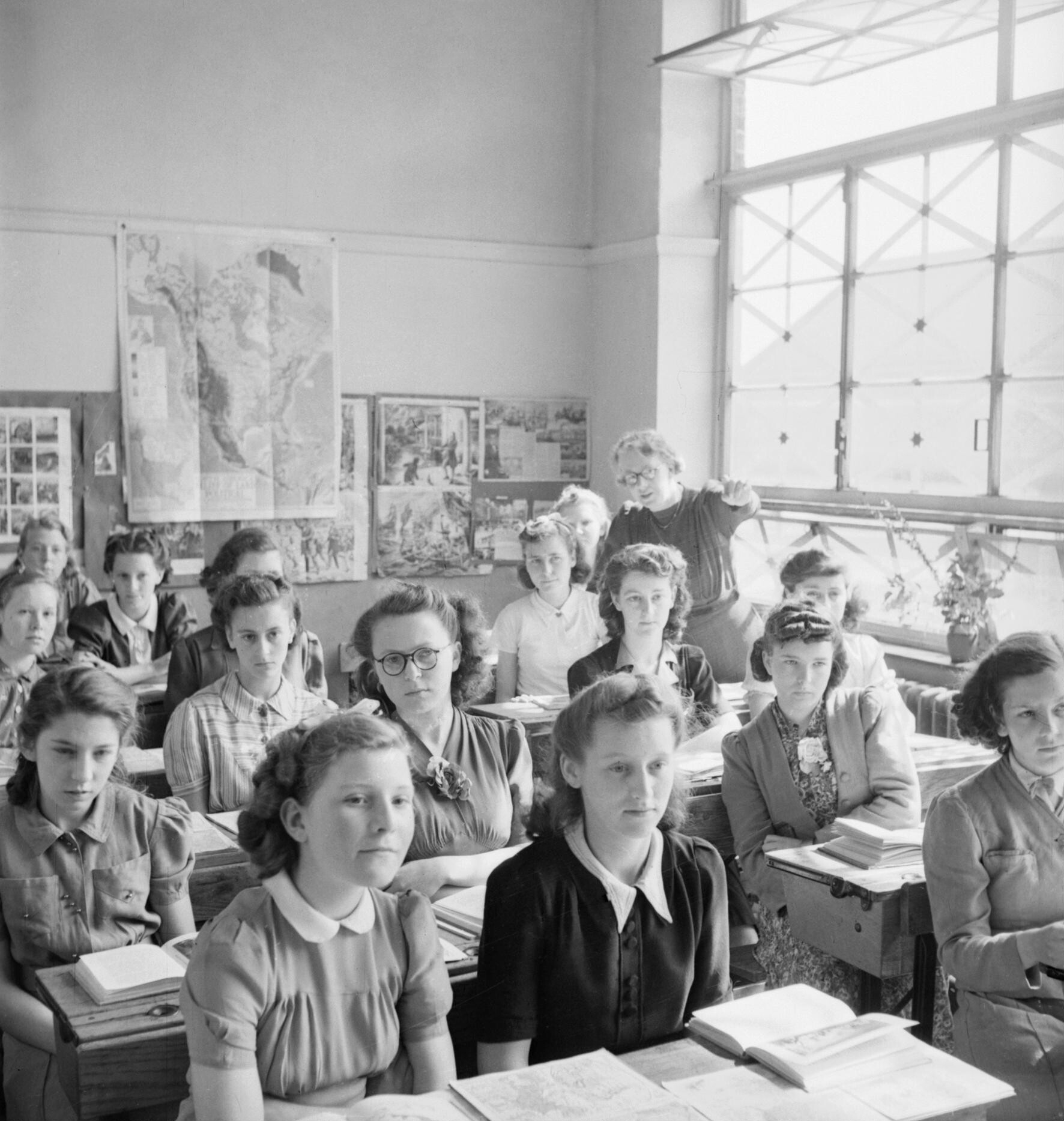 Visual primary sources, such as this 1943 photograph of a classroom, allow early elementary students to analyze historical evidence without relying on advanced reading skills.