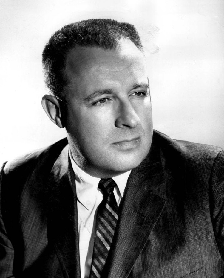 Published works by master authors, such as Ray Bradbury, serve as mentor texts that provide students with structural blueprints for specific writing techniques.