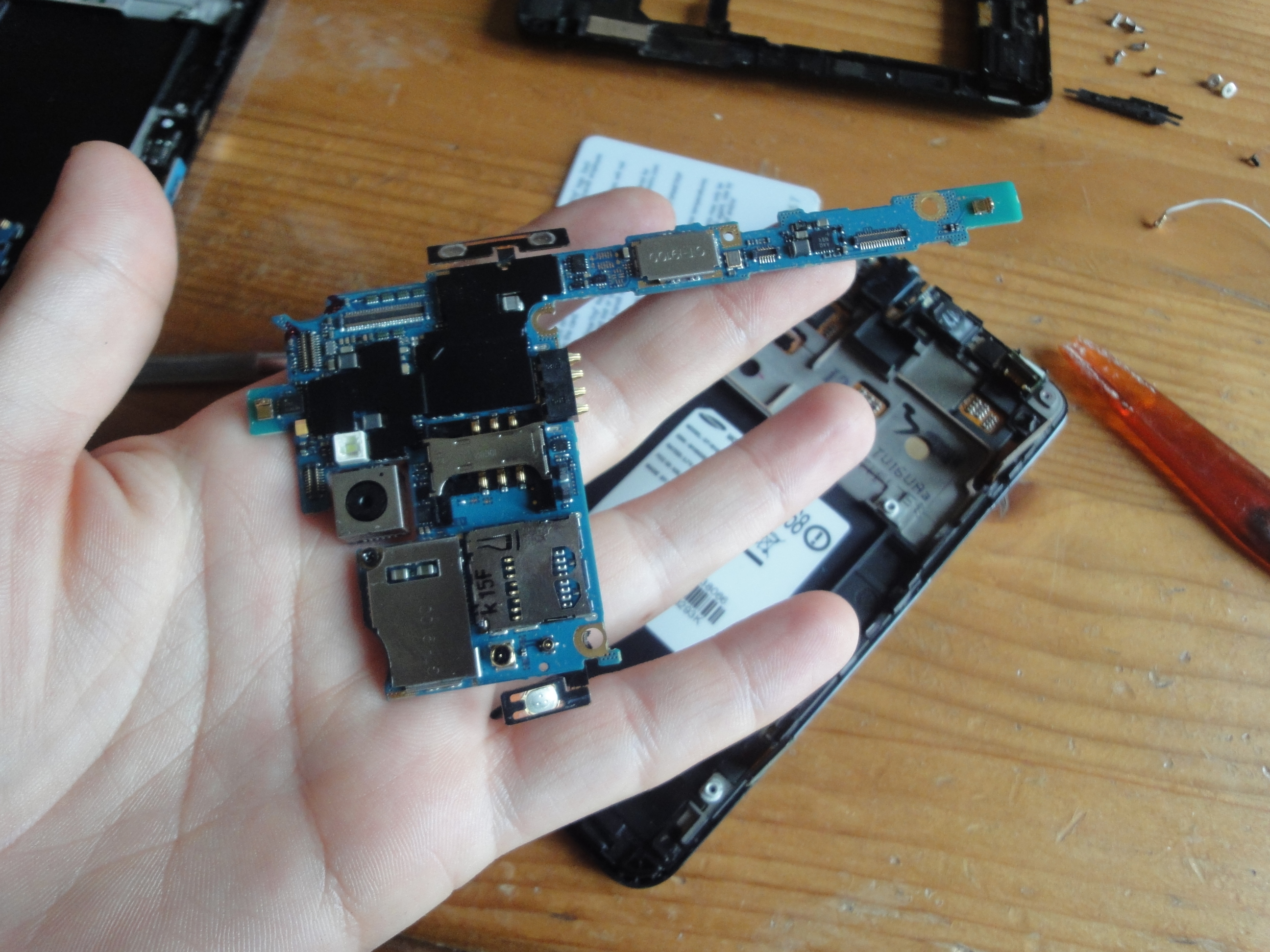 Troubleshooting a modern mobile device requires diagnosing a highly integrated motherboard where the processor, flash memory, and radio transceivers are densely packed within a confined thermal environment.