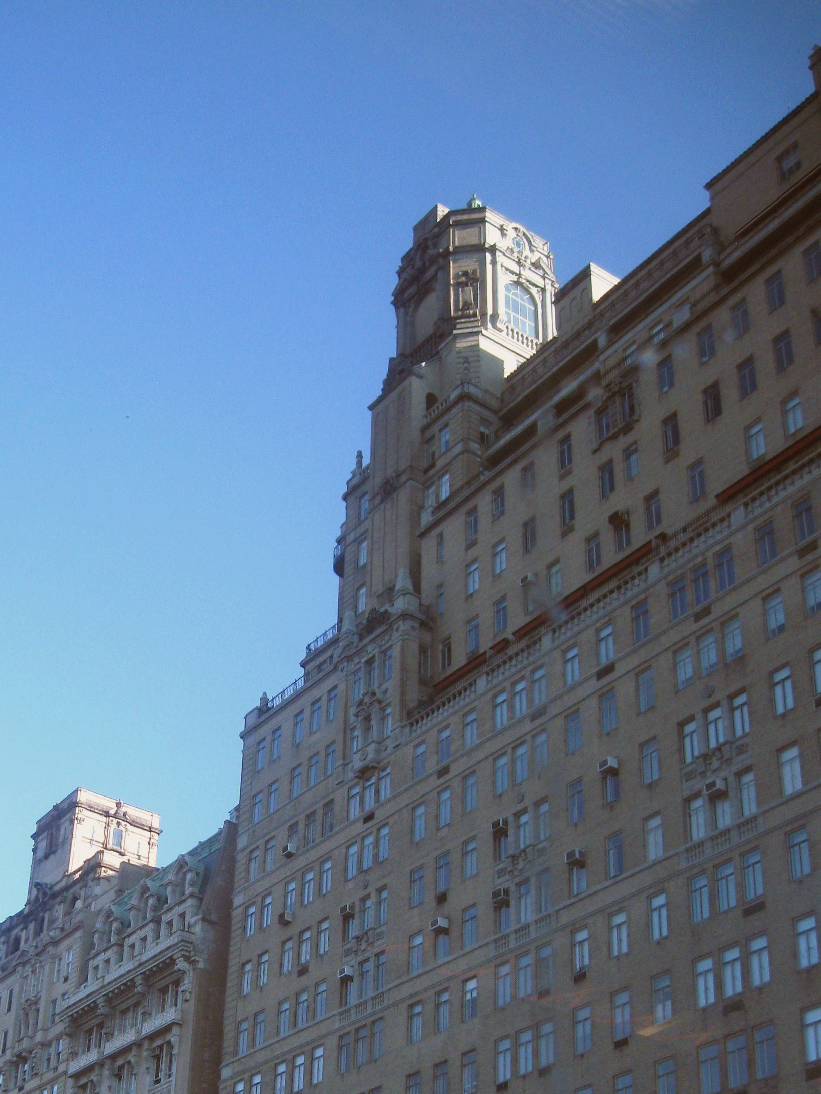 High-value real estate, such as a Manhattan penthouse, typically exceeds GSE conforming limits, requiring buyers to secure non-conforming jumbo loans funded by private investors.