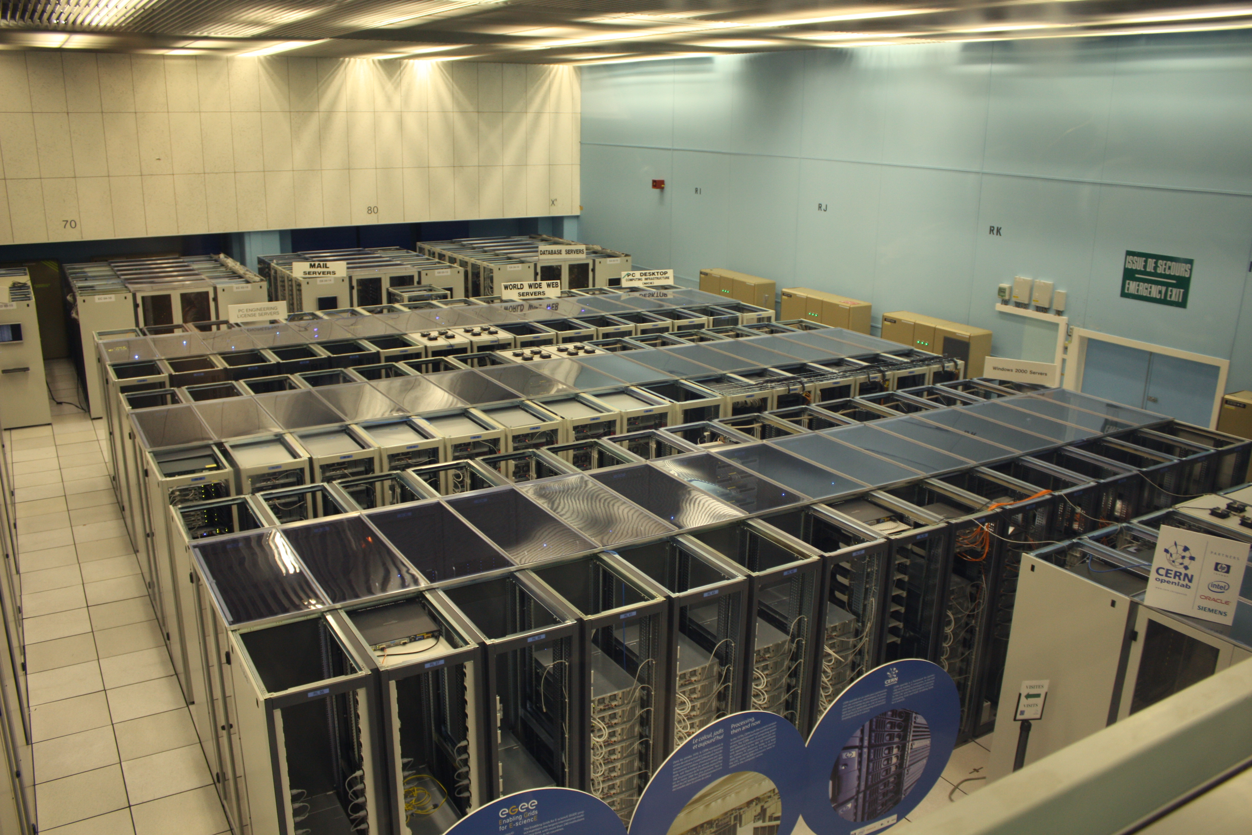 A massive data center environment. Migrating such facilities requires methodical project management to handle physical hardware risks and coordinate diverse stakeholder expectations.