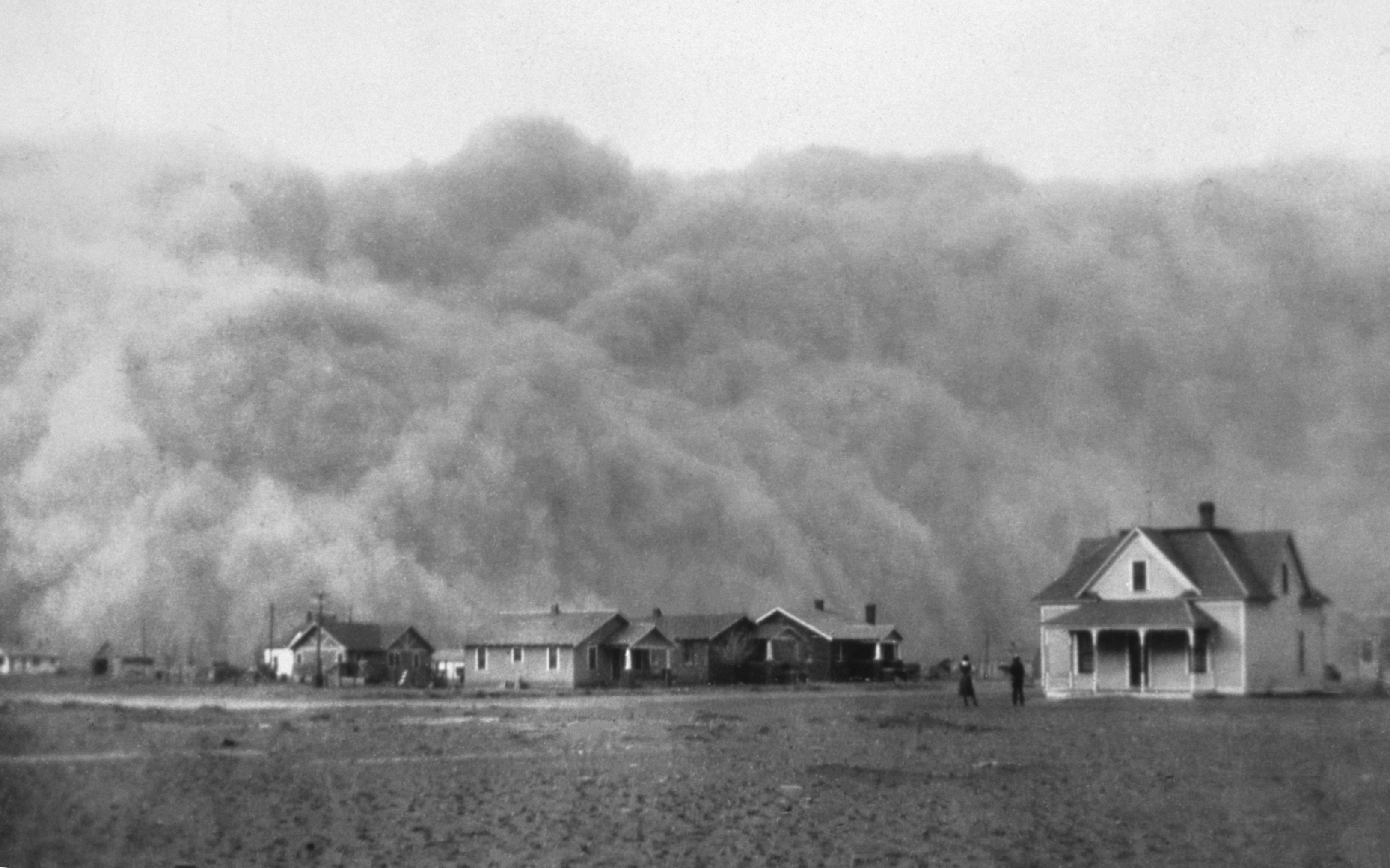 A massive dust storm approaching a Texas town in 1935. Synthesizing requires a student to take isolated texts—such as a poem, a historical account of the Dust Bowl, and a migrant worker's letter—and combine them into a single, comprehensive mental model.