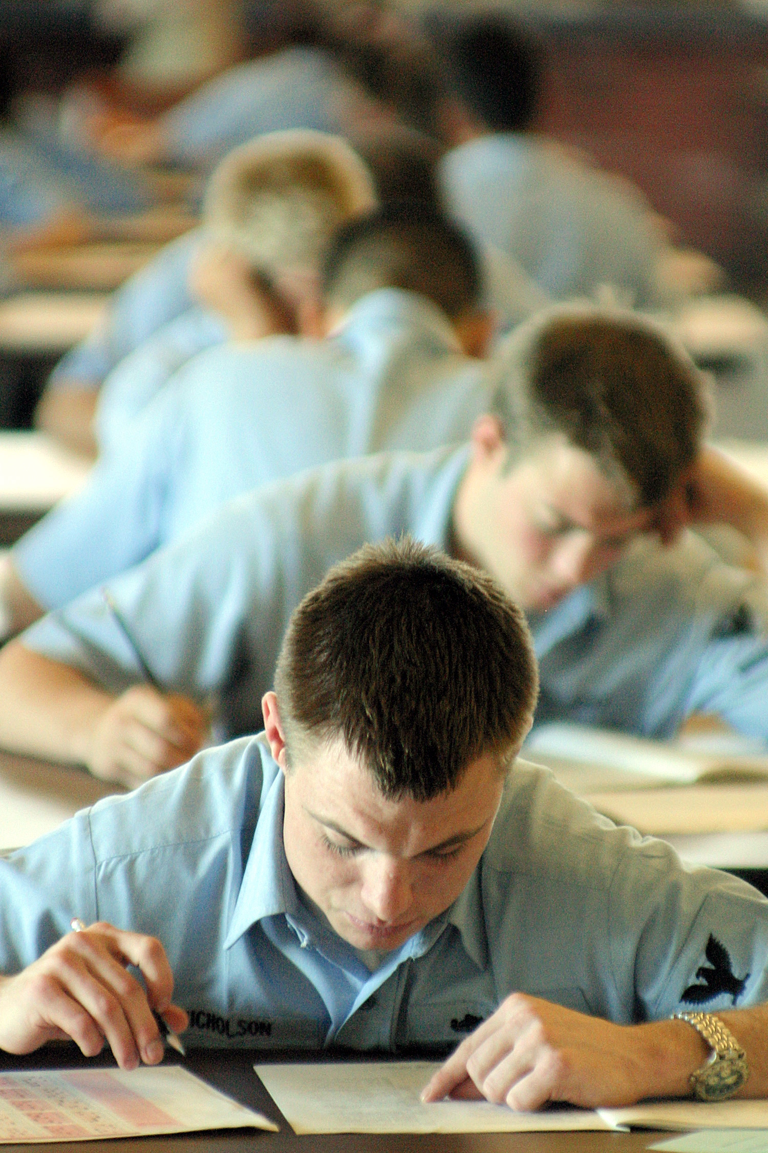 Standardized formal assessments require strict uniformity in administration and scoring to ensure valid mathematical comparisons between individuals, eliminating subjective variables.