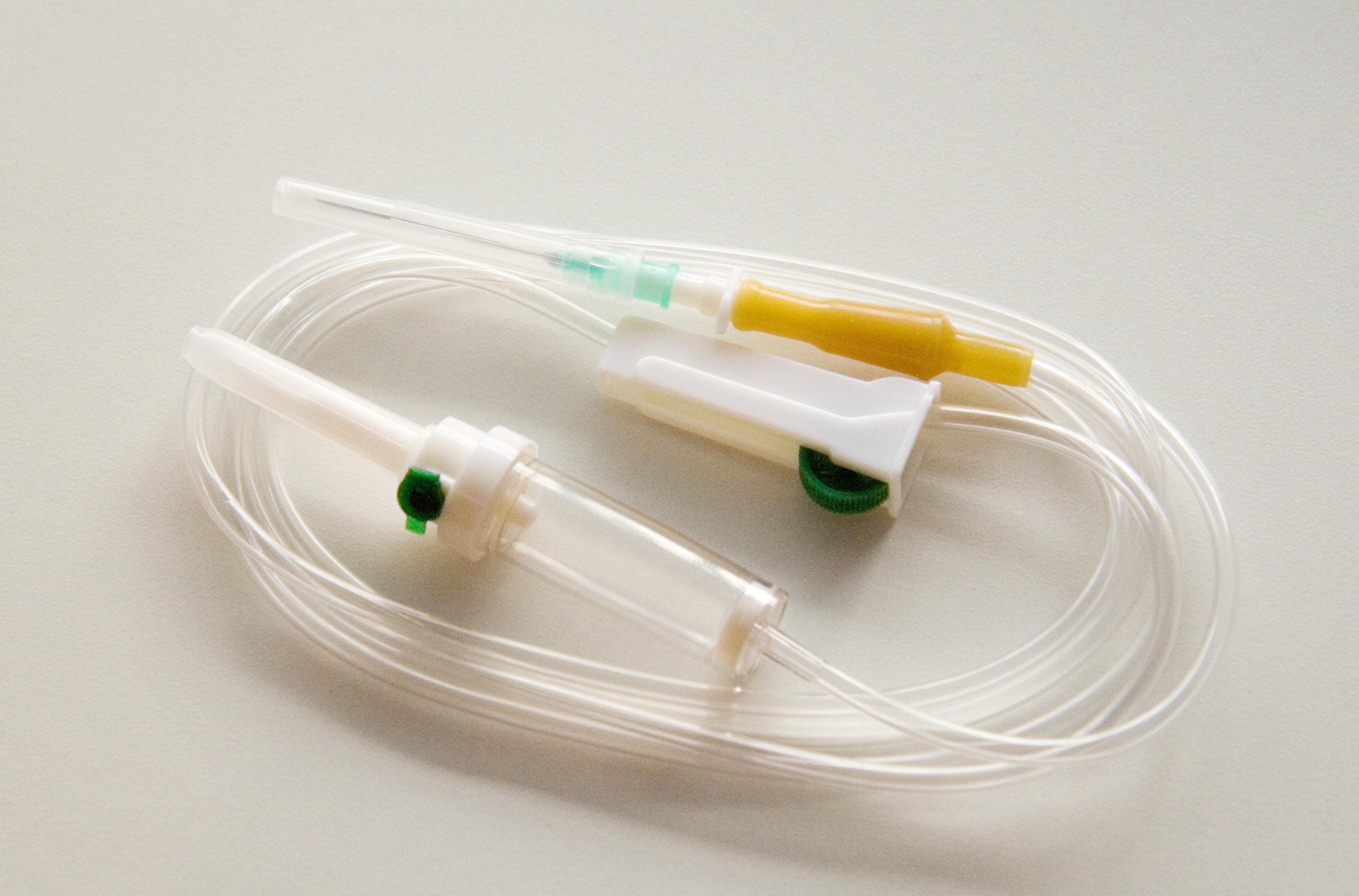 A gravity IV infusion set. In the absence of an electronic pump, nurses calculate the flow rate by visually counting the physical drops falling through the drip chamber per minute (gtt/min).