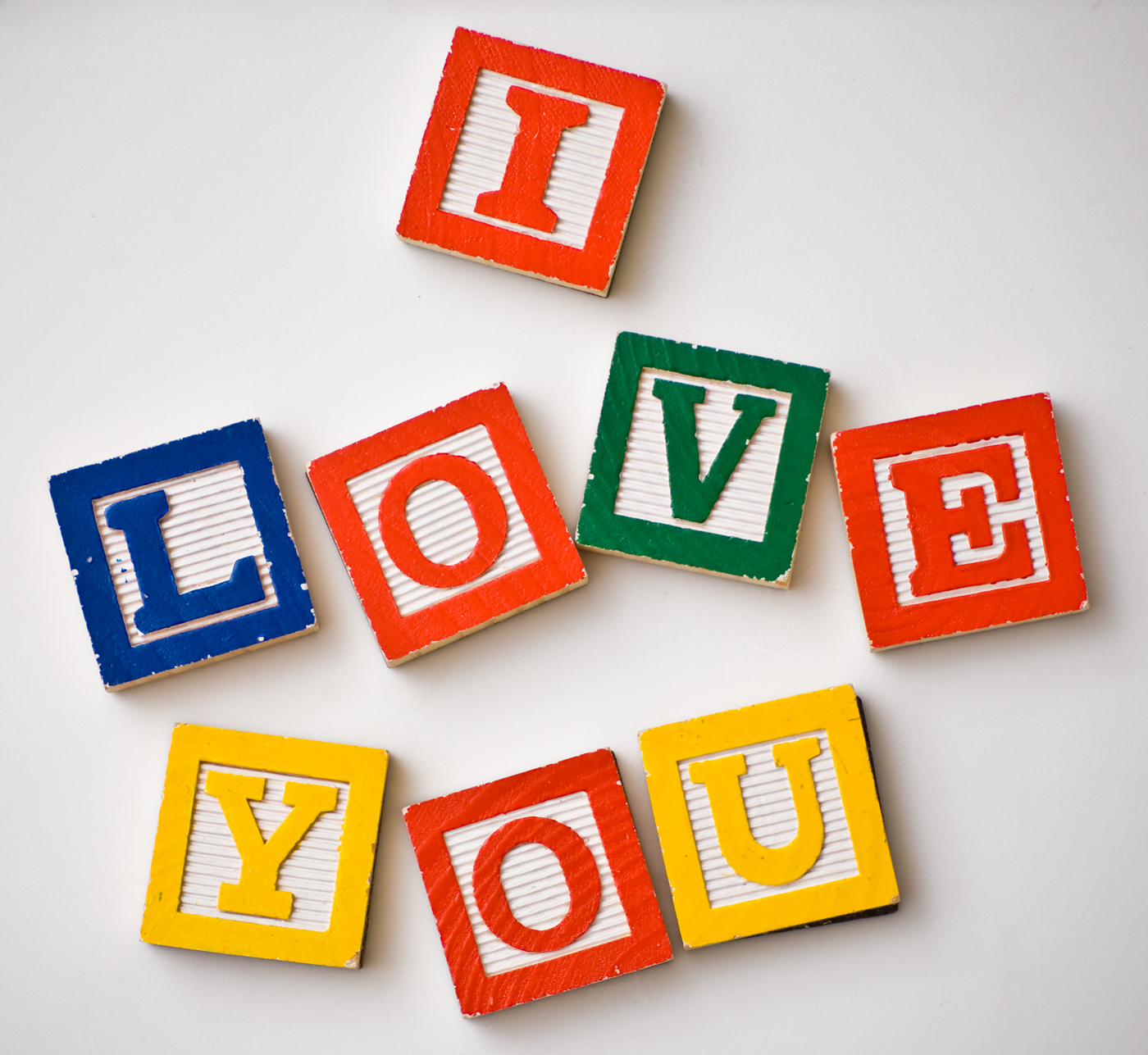White spaces explicitly mark word boundaries, acting as the visual cues necessary for early readers to establish one-to-one correspondence between spoken and written words.