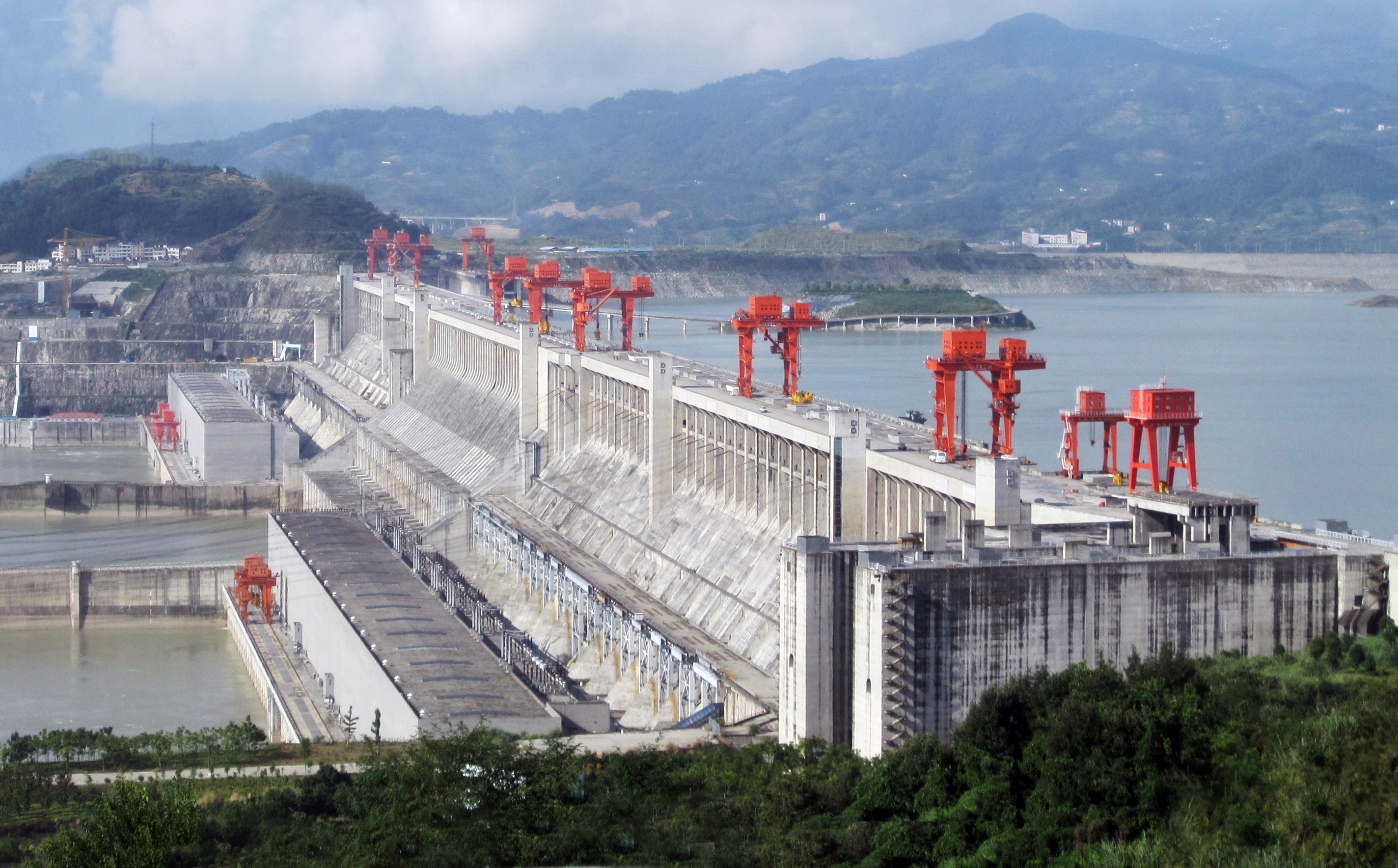 A massive hydroelectric dam illustrates the concept of real-time streaming architectures: both must dynamically channel and continuously process torrential flows of input rather than attempting to statically contain them.