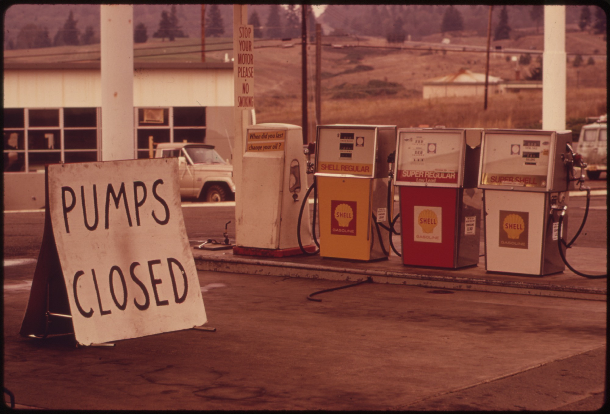 A closed US gasoline station during the 1973 oil crisis vividly illustrates the geopolitical power of an oligopolistic cartel like OPEC to artificially restrict supply.