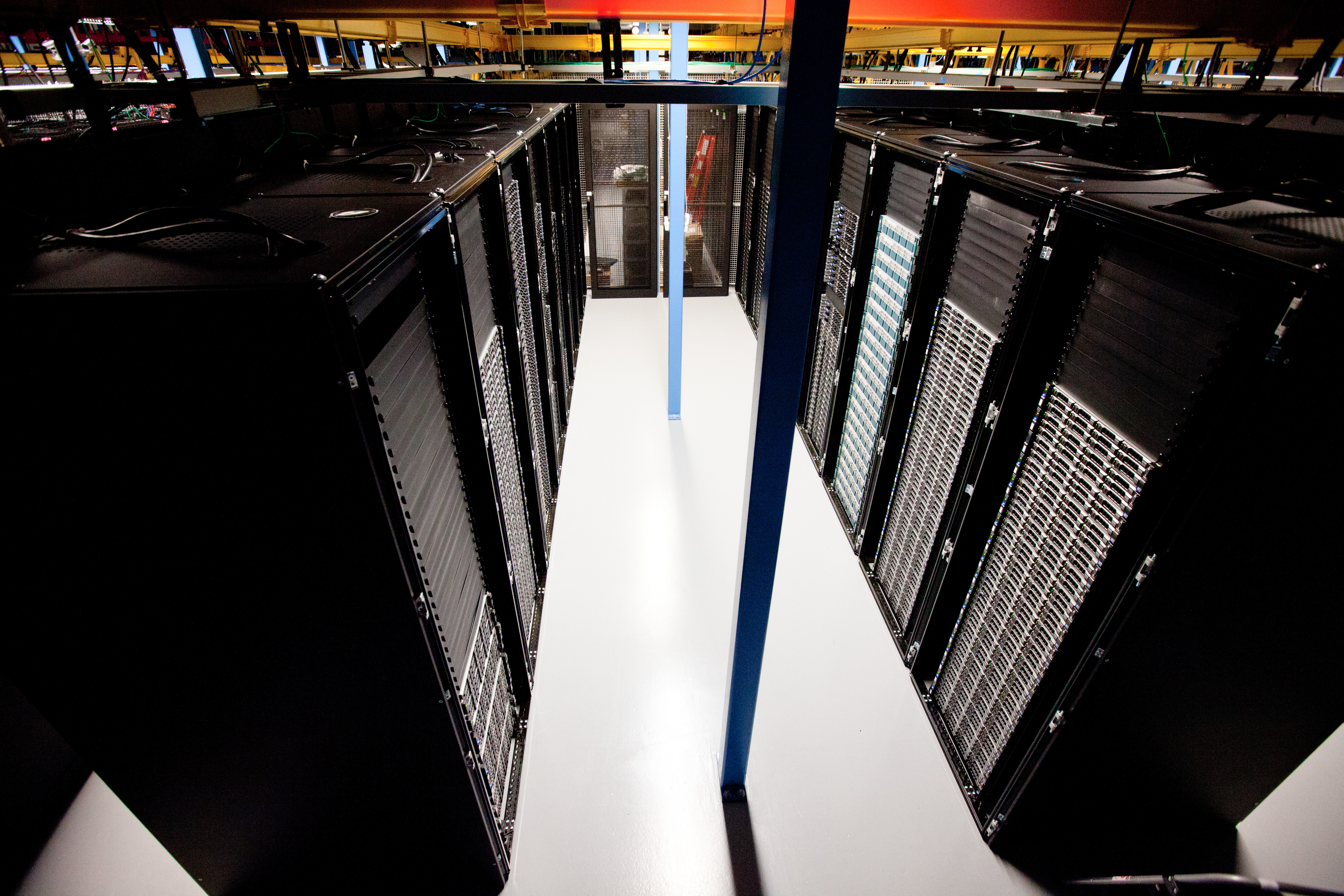 Without automated governance, a cloud environment can rapidly expand into an unmanageable physical and digital sprawl of servers and disconnected services.