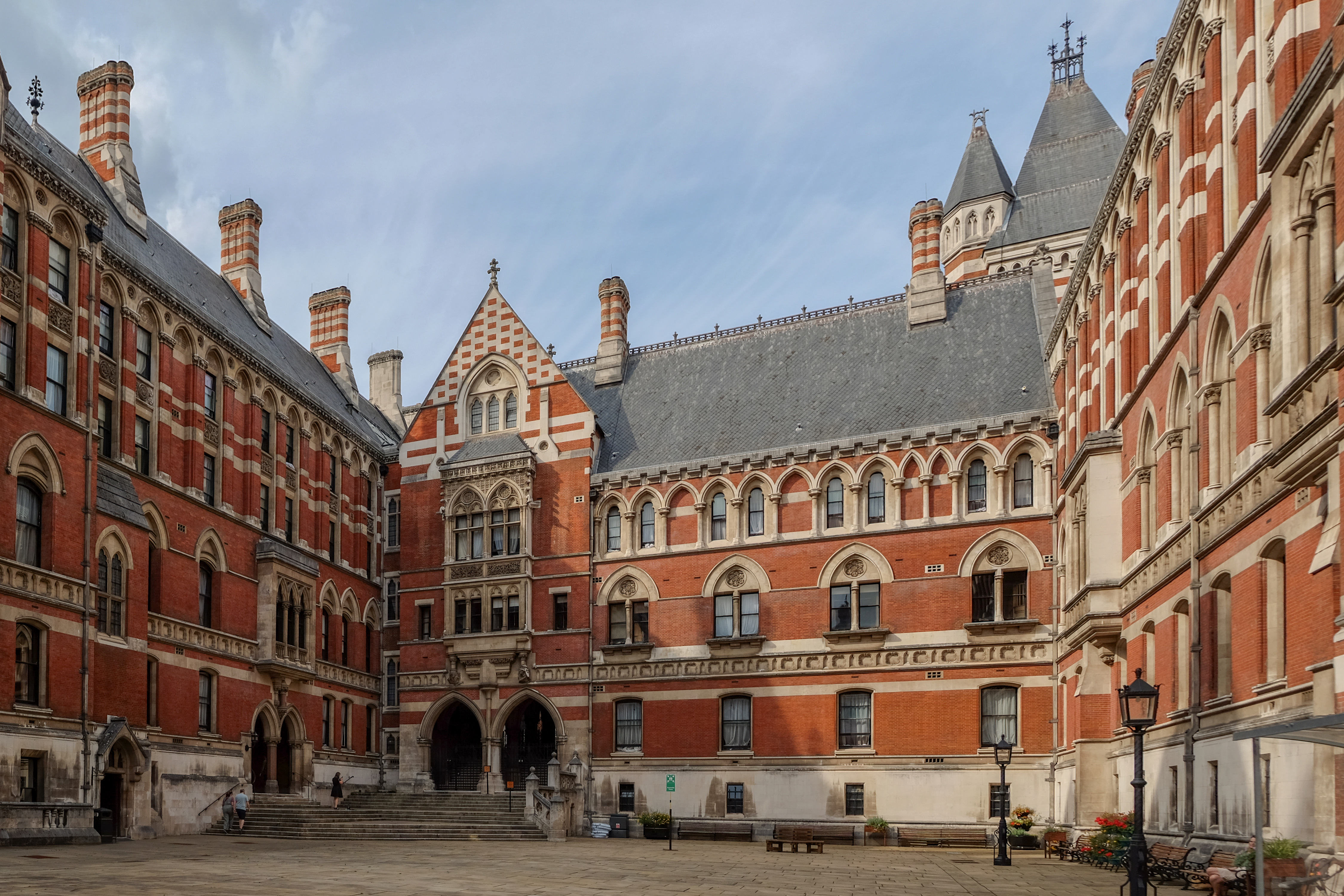 The Royal Courts of Justice, seat of the Court of Appeal, which decided Butler Machine Tool v Ex-Cell-O in favour of whichever party's terms were exchanged last before performance began.