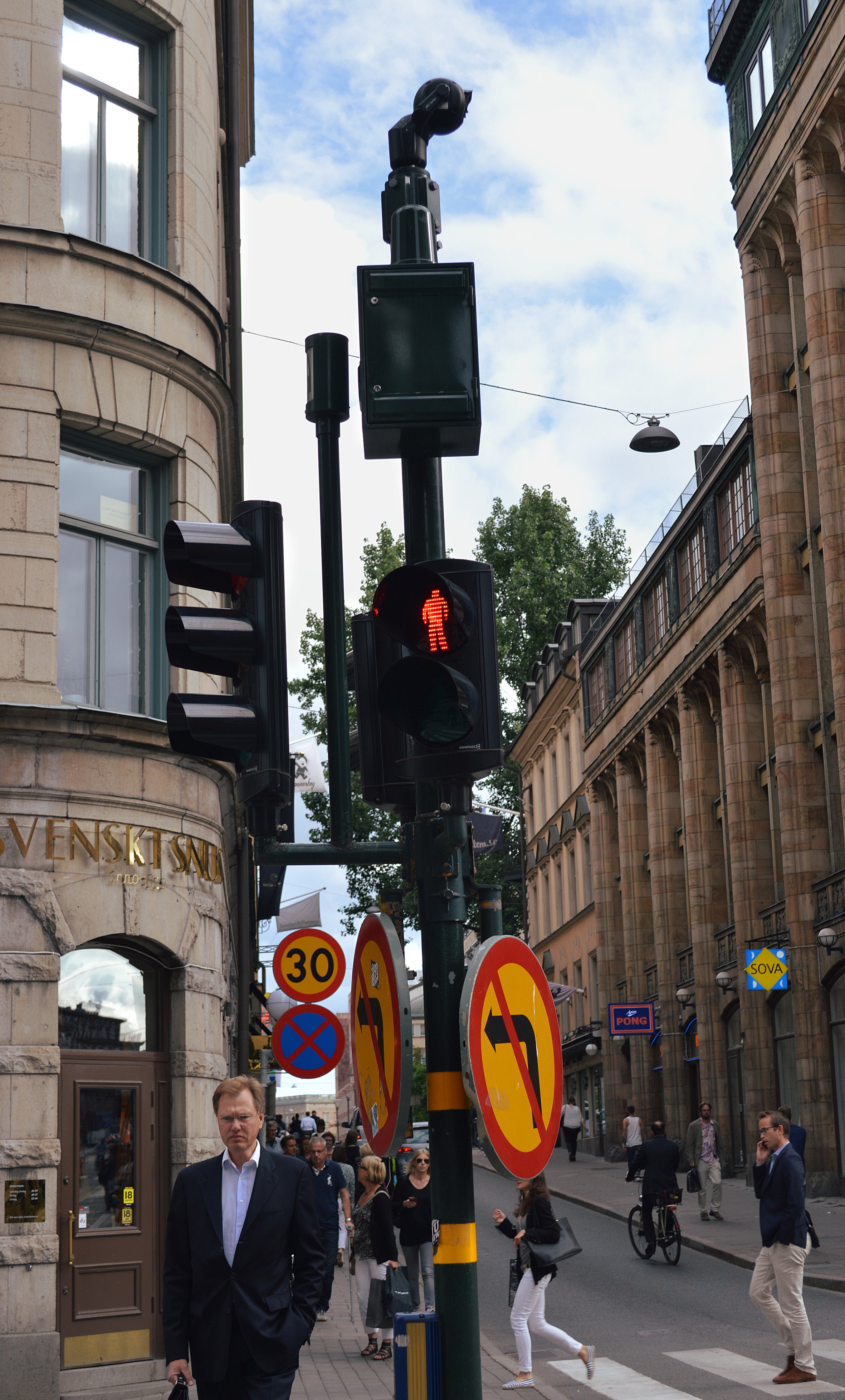 A surveillance camera serves as a visual analogy for the third-person objective point of view, which records observable actions and dialogue without accessing internal thoughts.