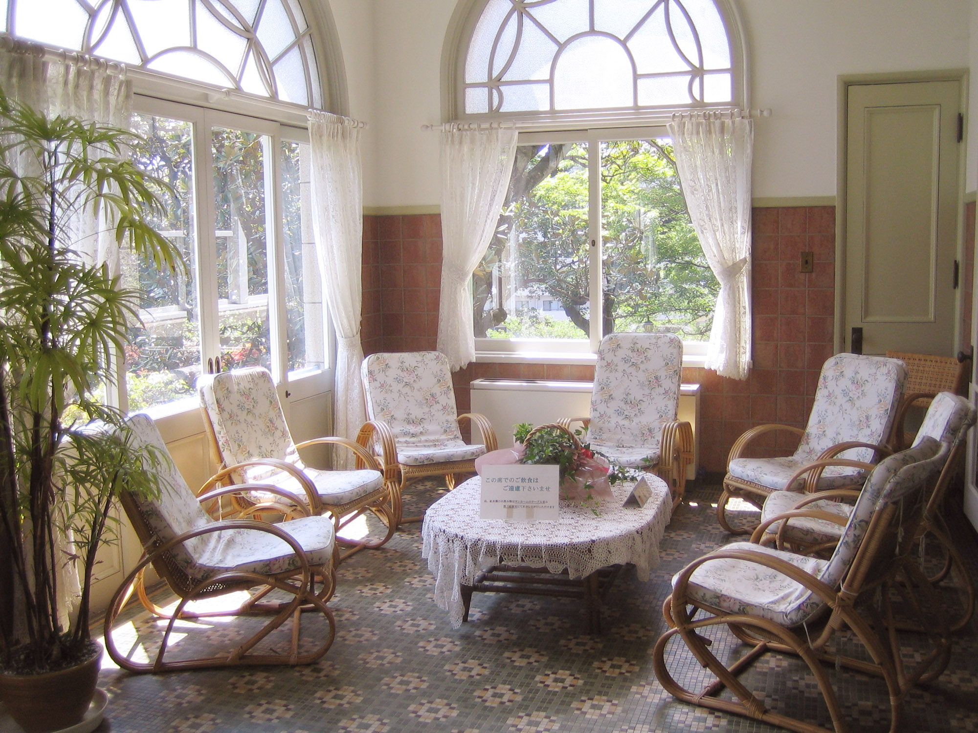 Sunrooms and enclosed porches that lack a permanent connection to the home's central heating system cannot be counted as year-round habitable GLA.