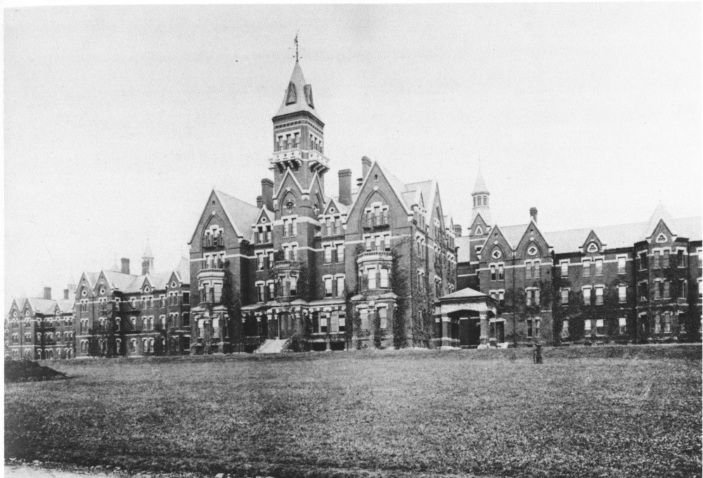 Historically, psychiatric facilities were designed with the belief that physical architecture—such as open spaces and unobstructed layouts—played a fundamental role in treating mental illness.